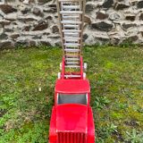 Camion de pompier avec échelle en bois