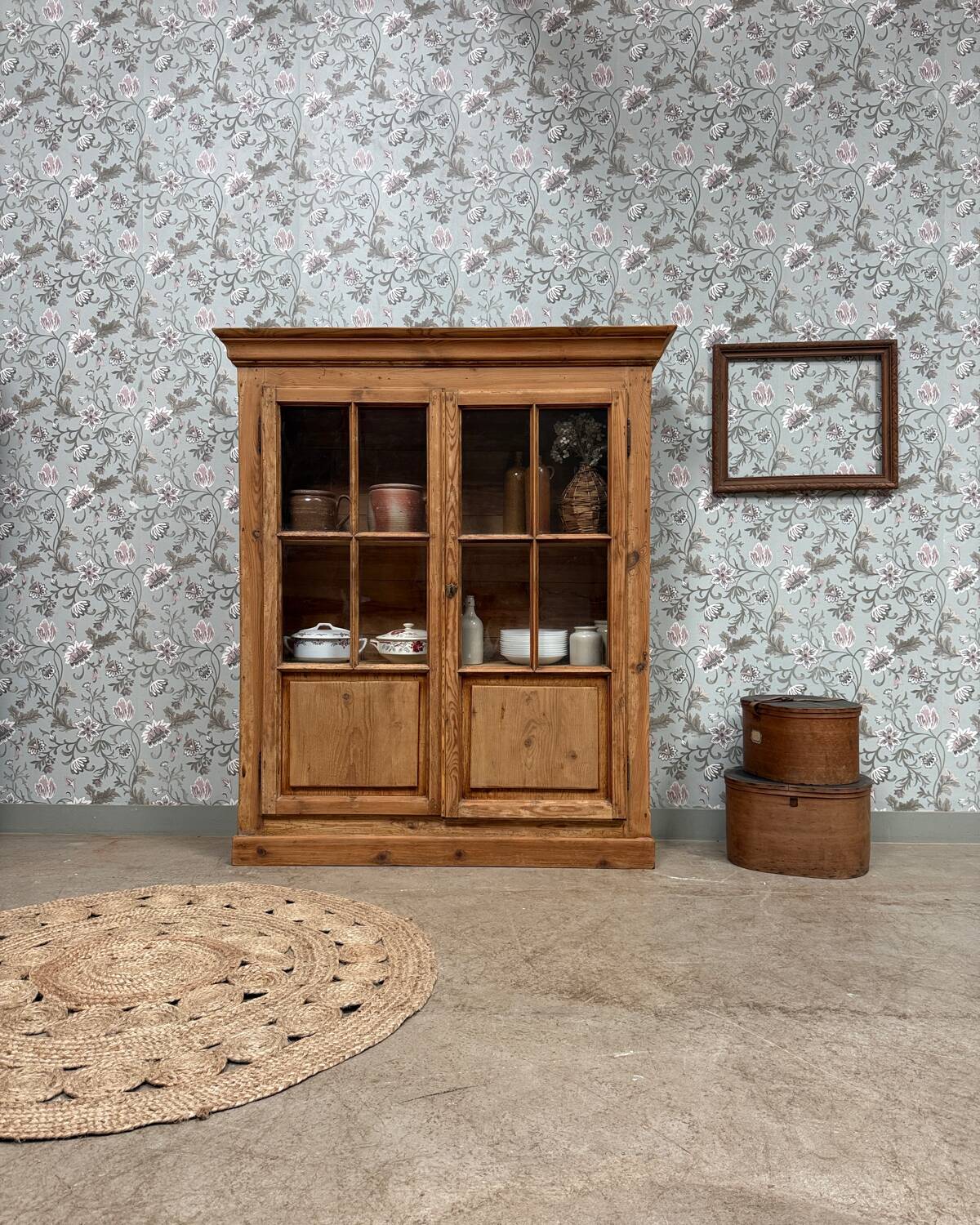 Chic display cabinet in pine (renovated)