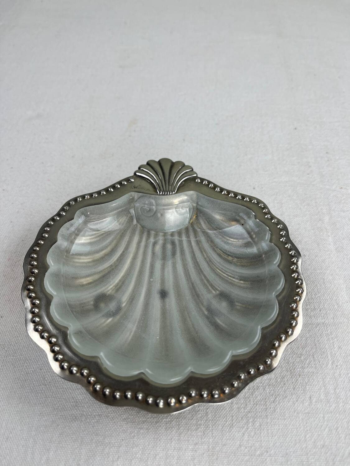 Shell-shaped catch-all tray