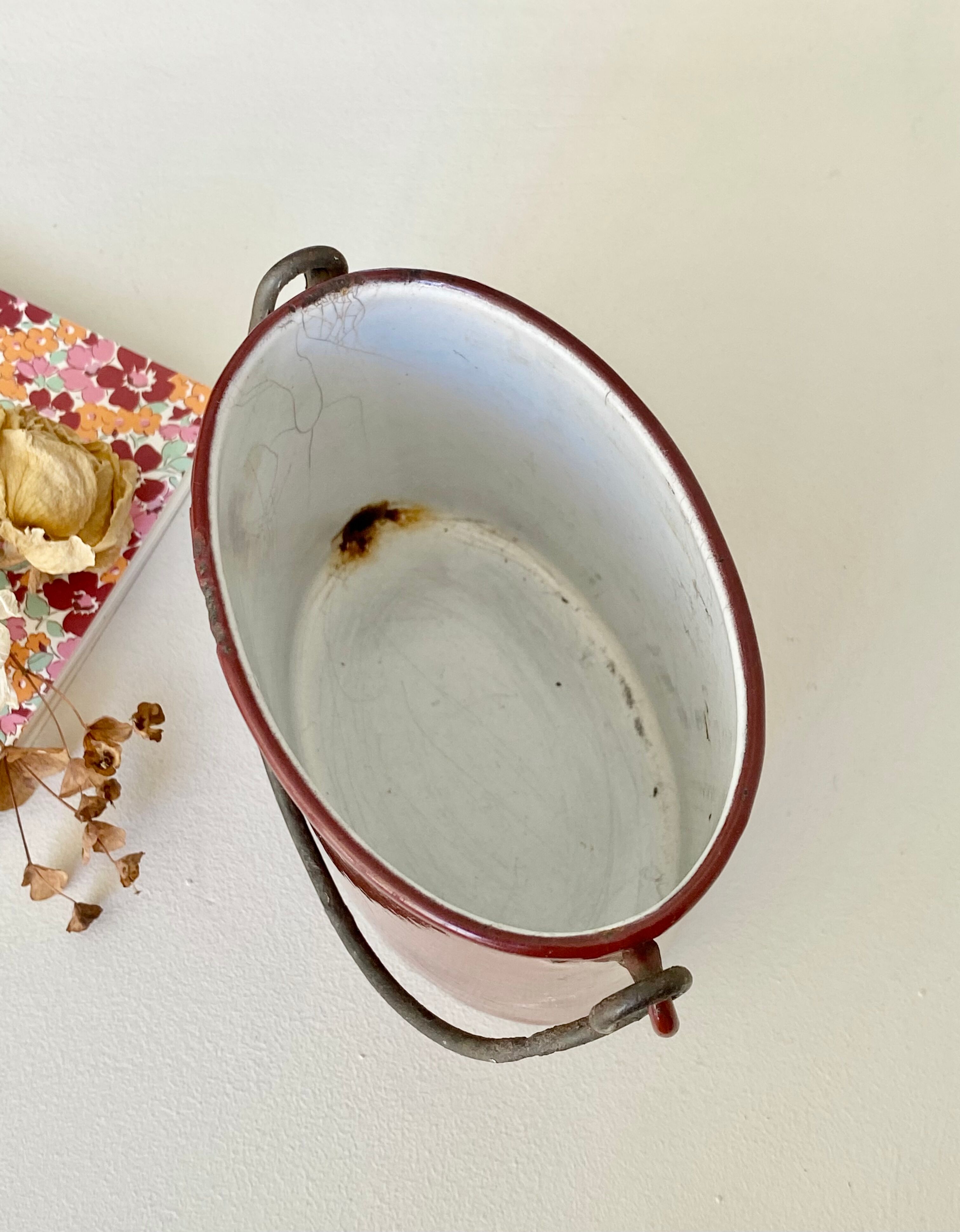 Enamelled sheet metal canteen