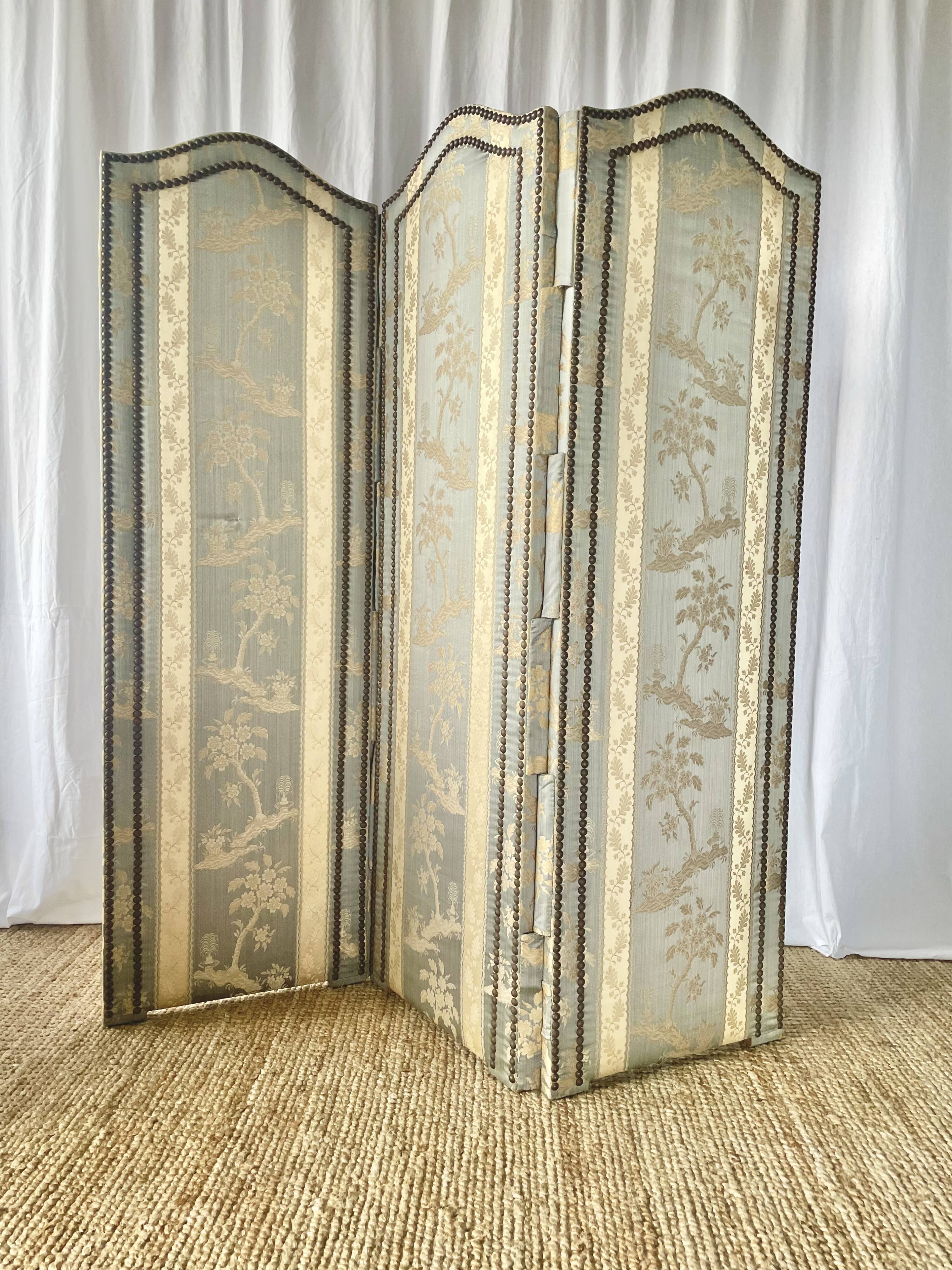Antique Chinoiserie-style screen from the early 20th century in damask silk.