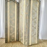 Antique Chinoiserie-style screen from the early 20th century in damask silk.