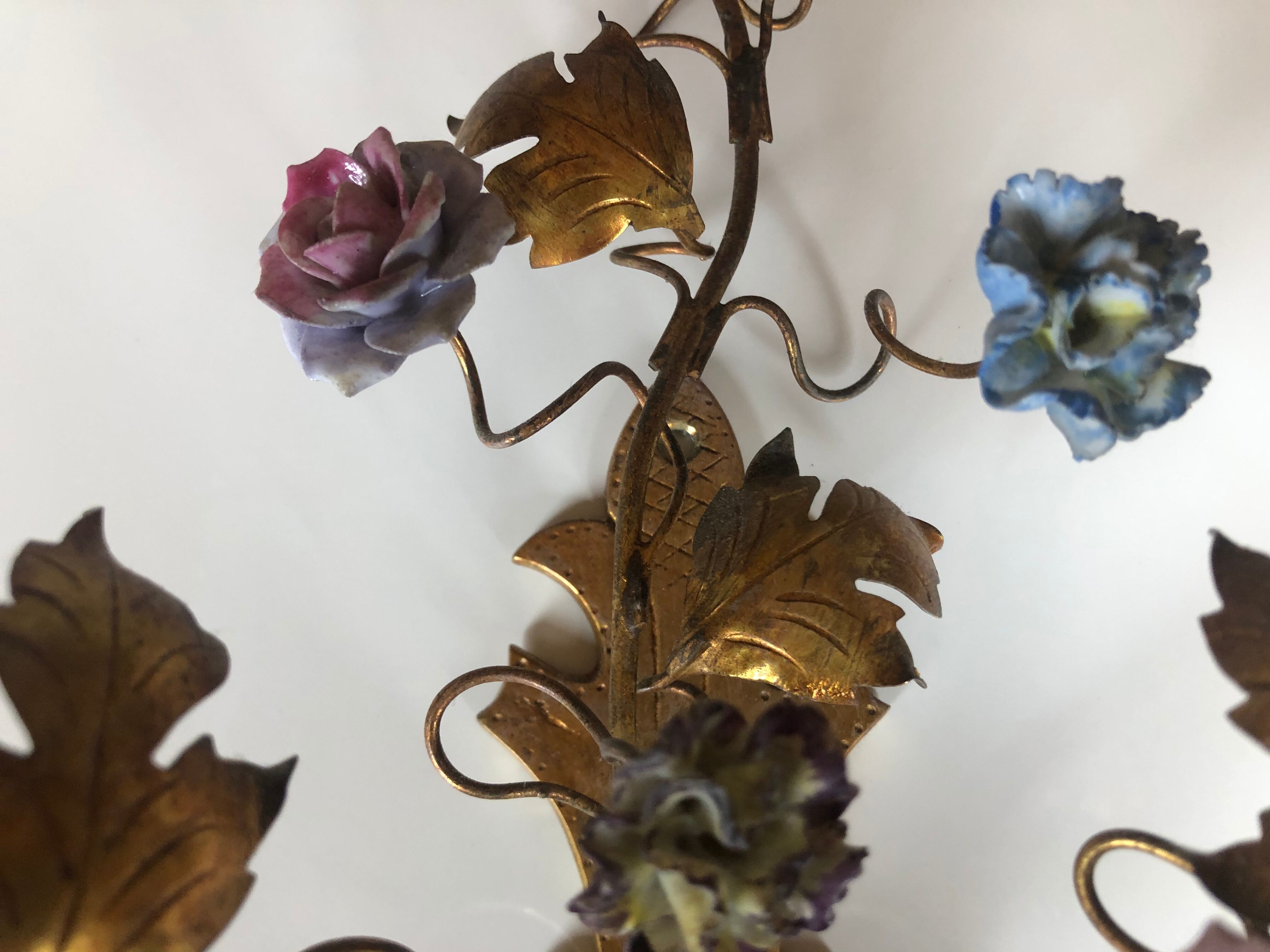 Two bronze wall light decorated with flowers in german porcelain