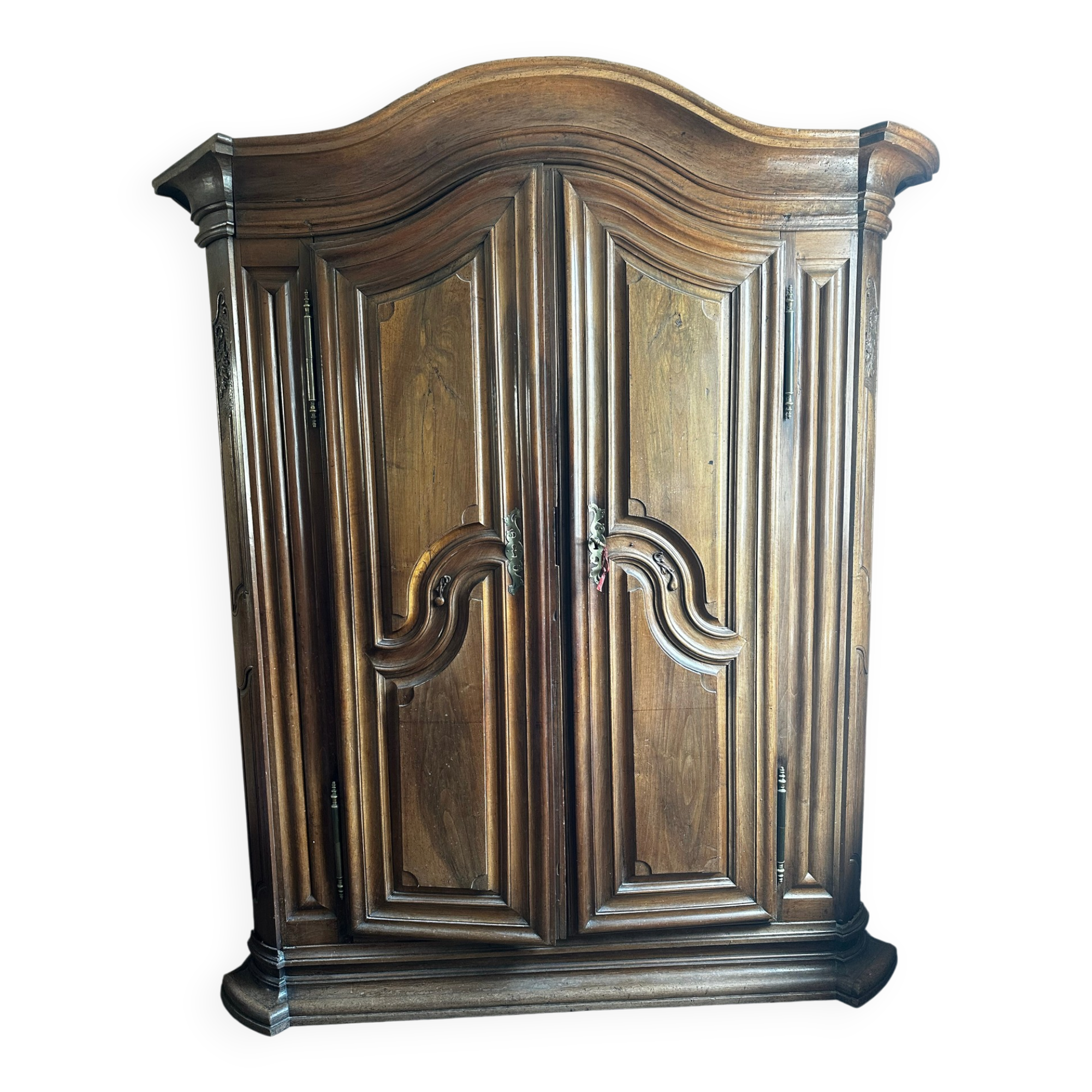 Large Alsatian Louis XV wardrobe in solid walnut – 18th century