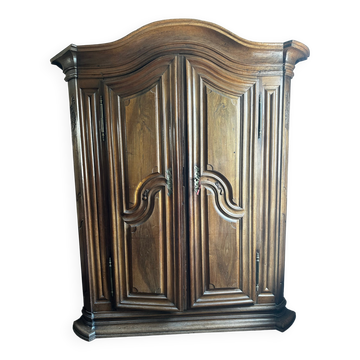 Large Alsatian Louis XV wardrobe in solid walnut – 18th century