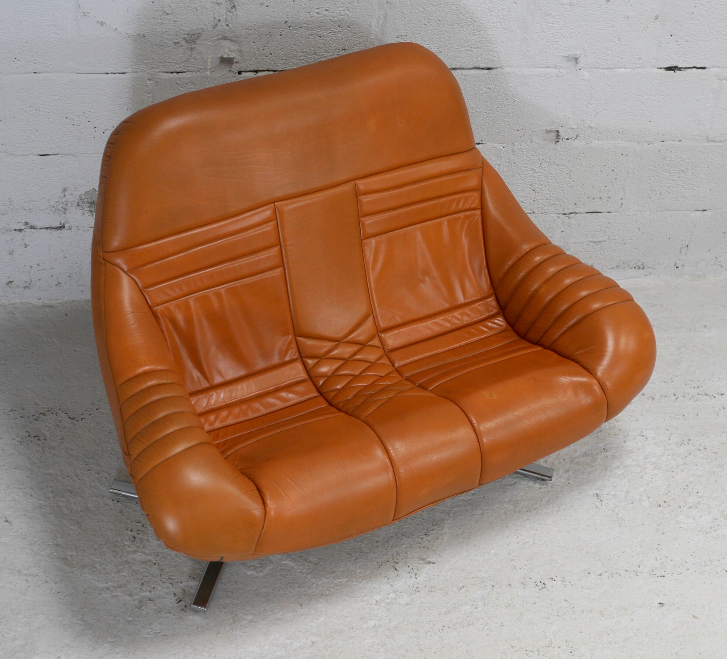 Sofa "space age". Leather, fiberglass, foam, steel. Circa 1970. Orange.