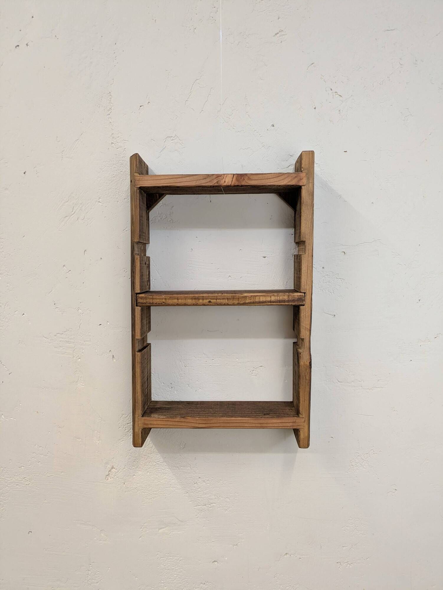 Modular shelf in raw wood with a vintage patina