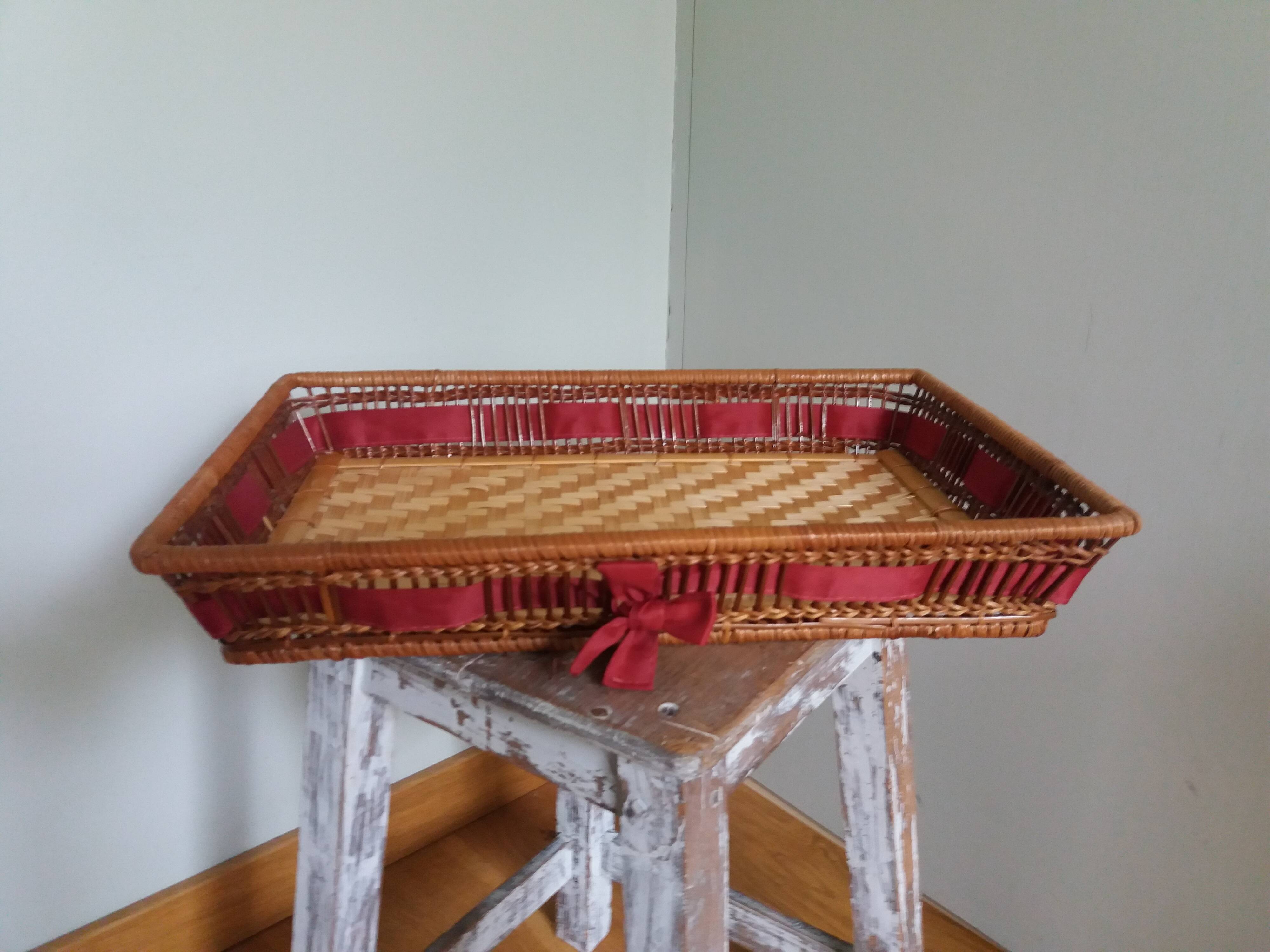 Wicker presentation basket tray