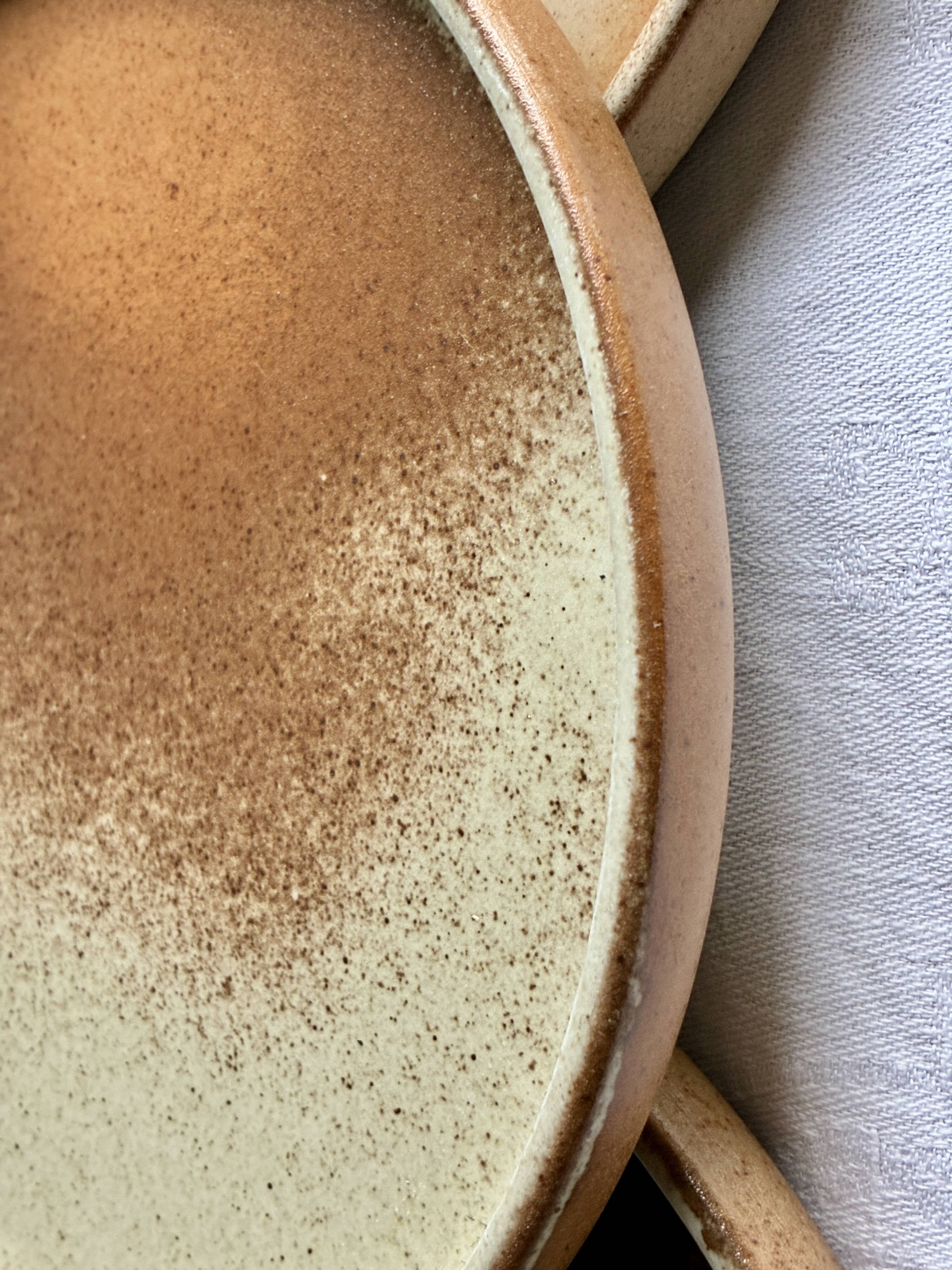 Flat stoneware plates