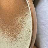 Flat stoneware plates
