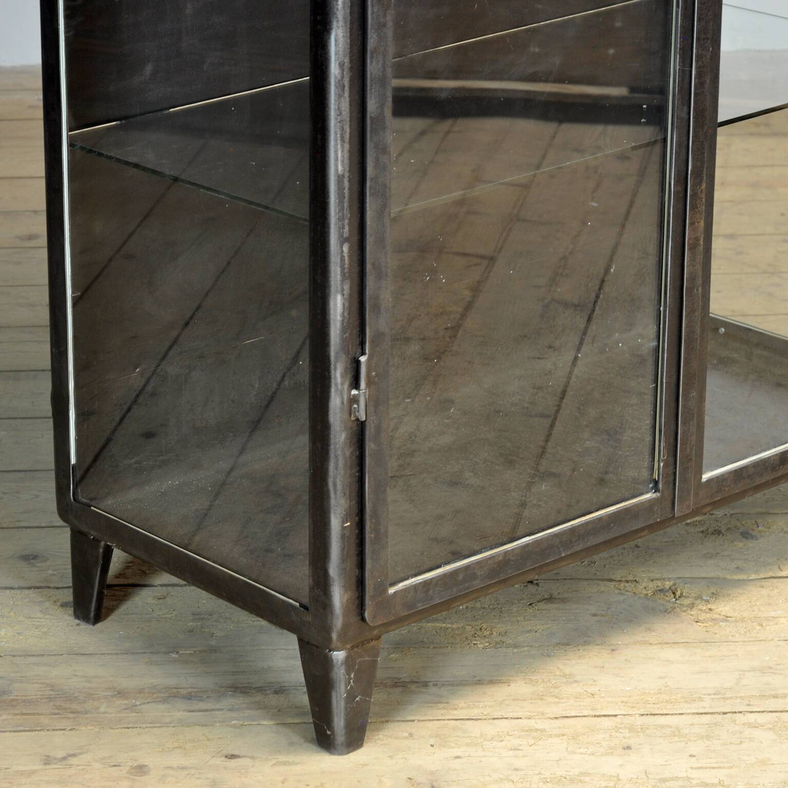 Armoire médicale vintage, années 1960