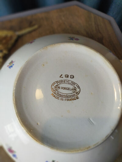 Salad bowl decorated with Poreylor flower