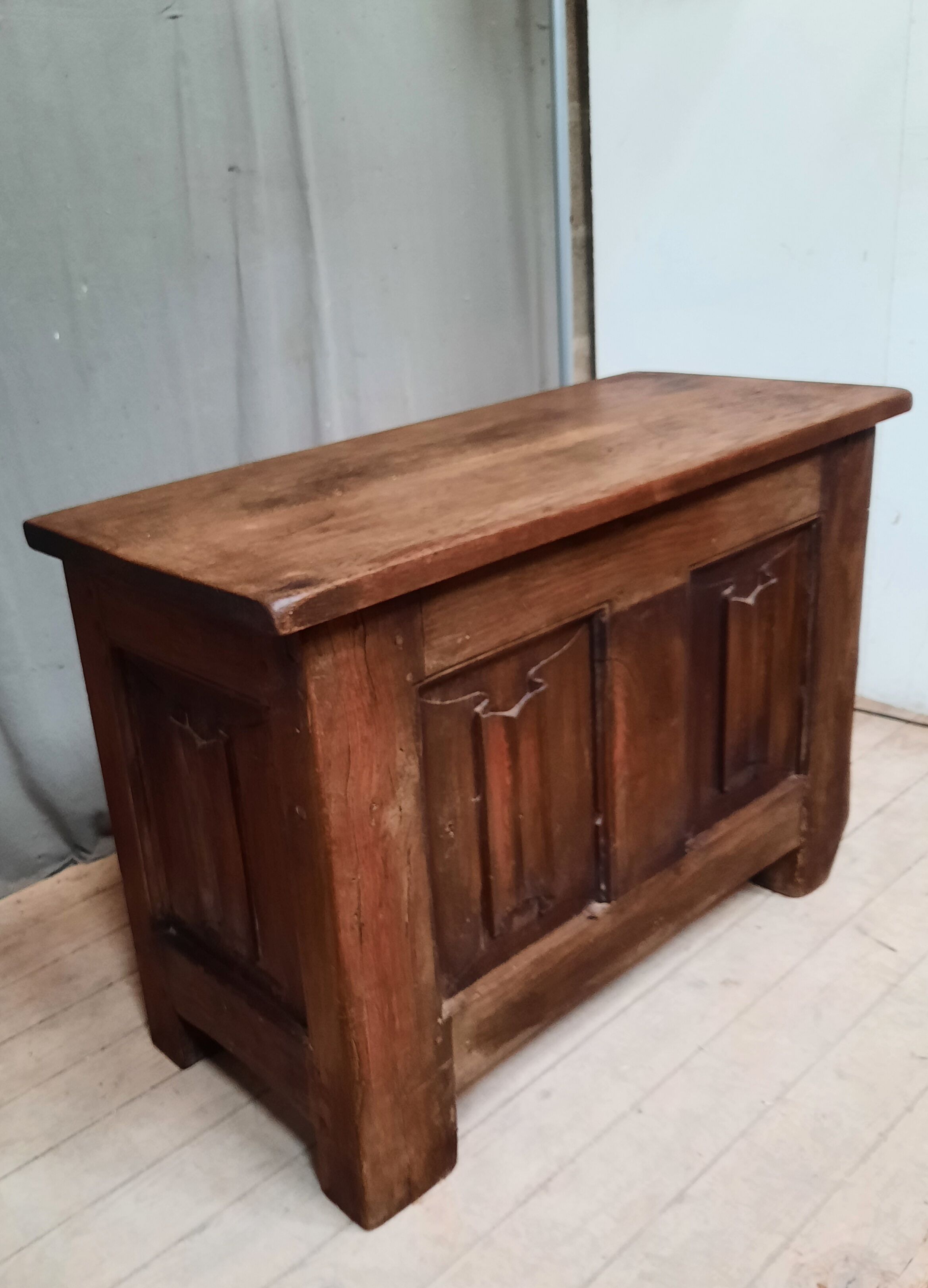 Oak chest with towel pleats