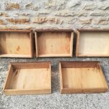 Oak chest of drawers has 5 drawers