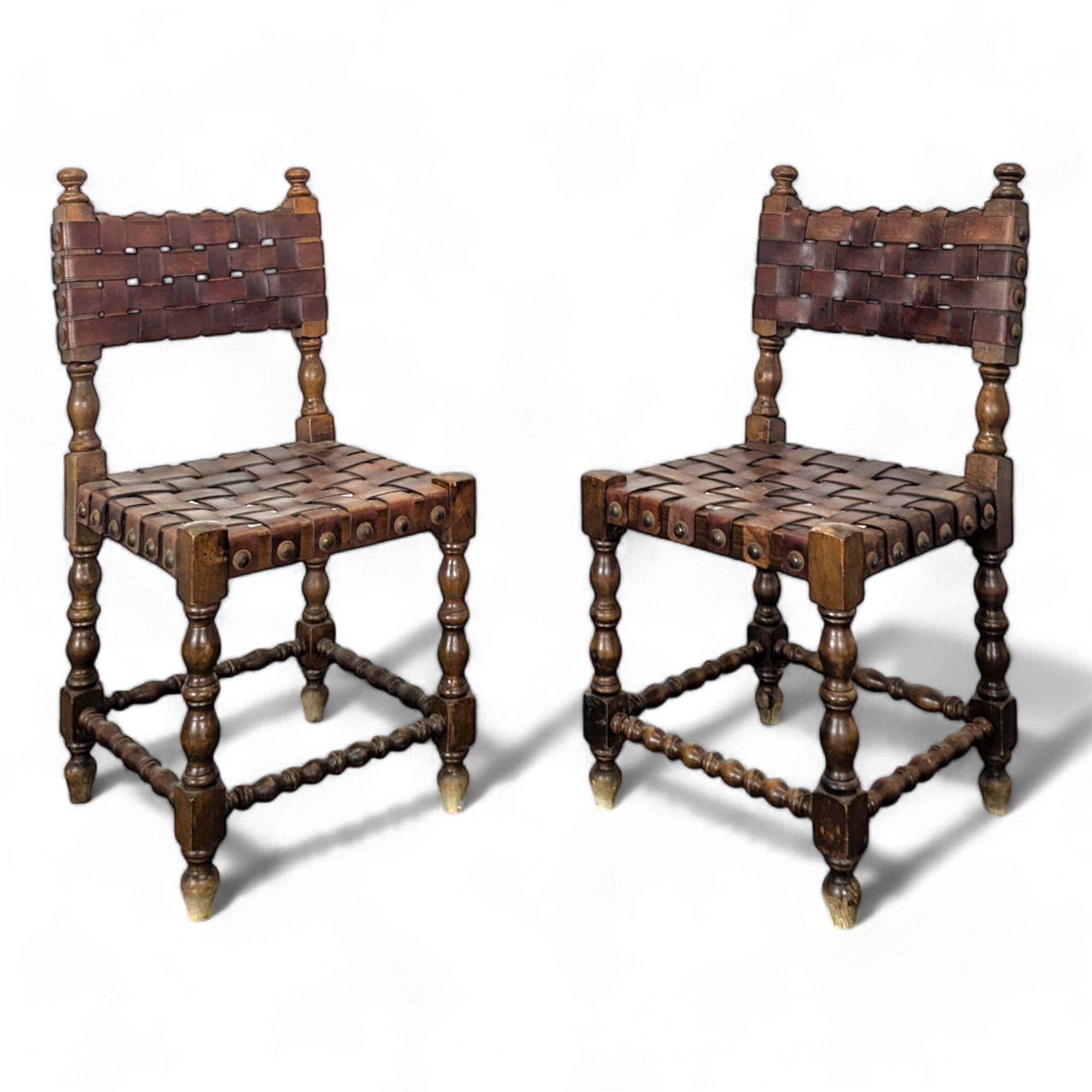 Paire de chaises style espagnol en sangles de cuir