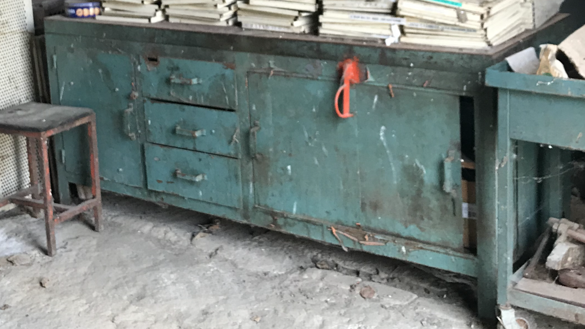 Former industrial workbench in metal