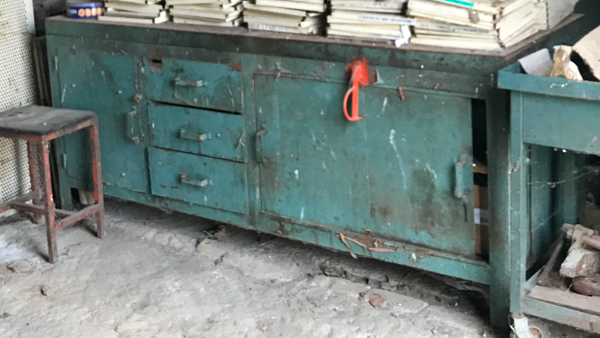 Ancien établi industriel en métal