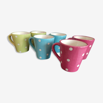 Tasses colorées à pois