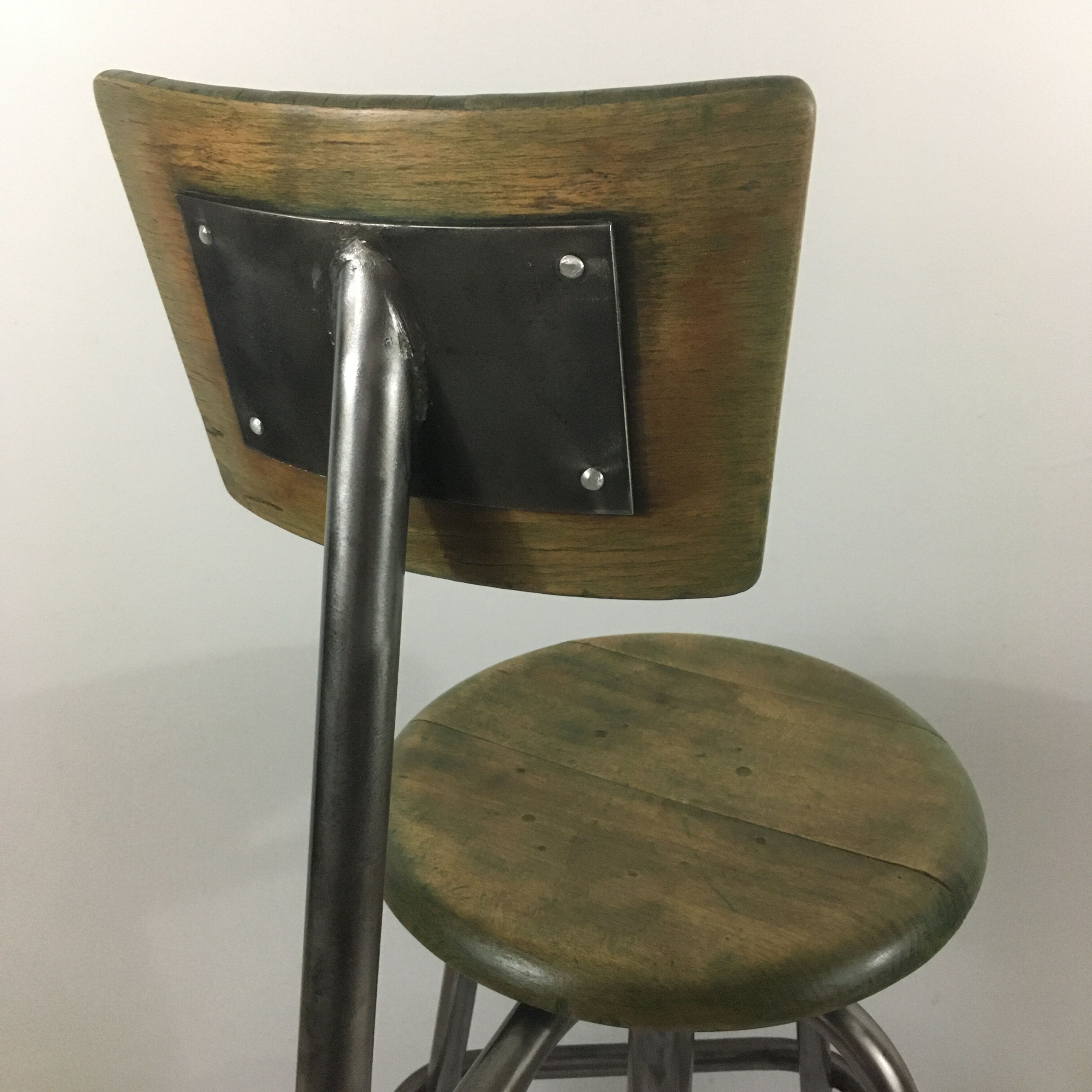 Adjustable workshop high chair and on wheels