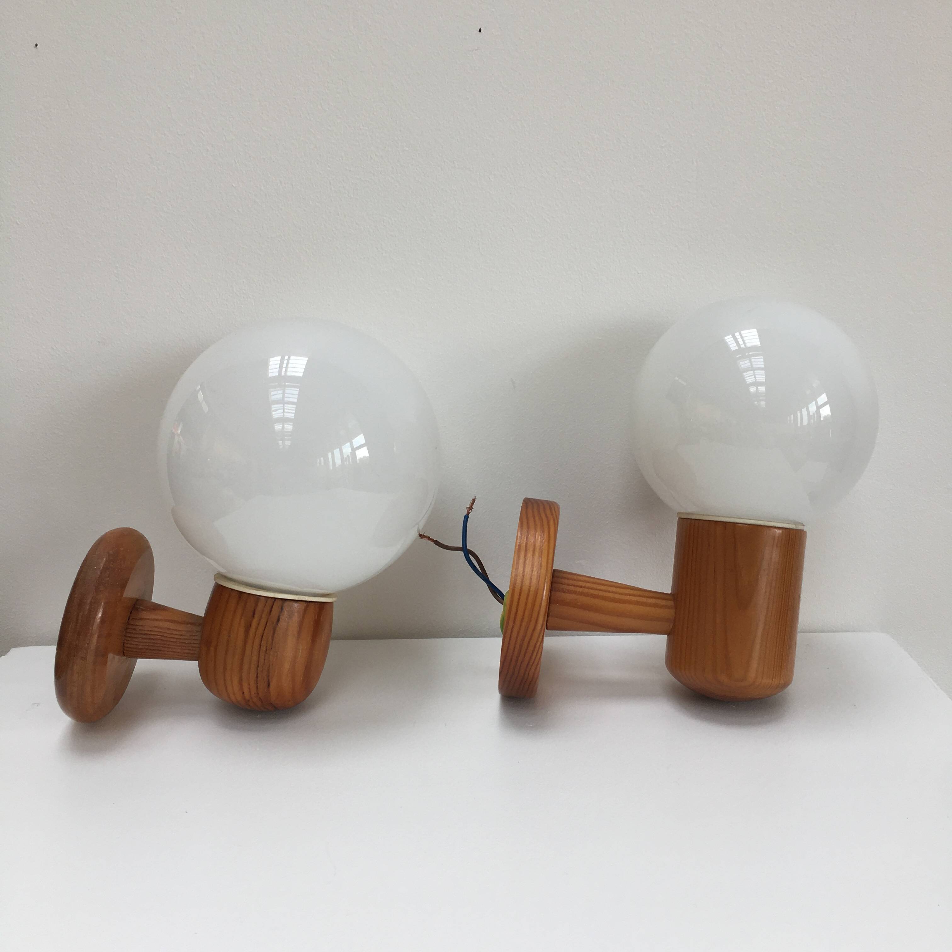 Paire d’appliques modernistes en pin et opaline