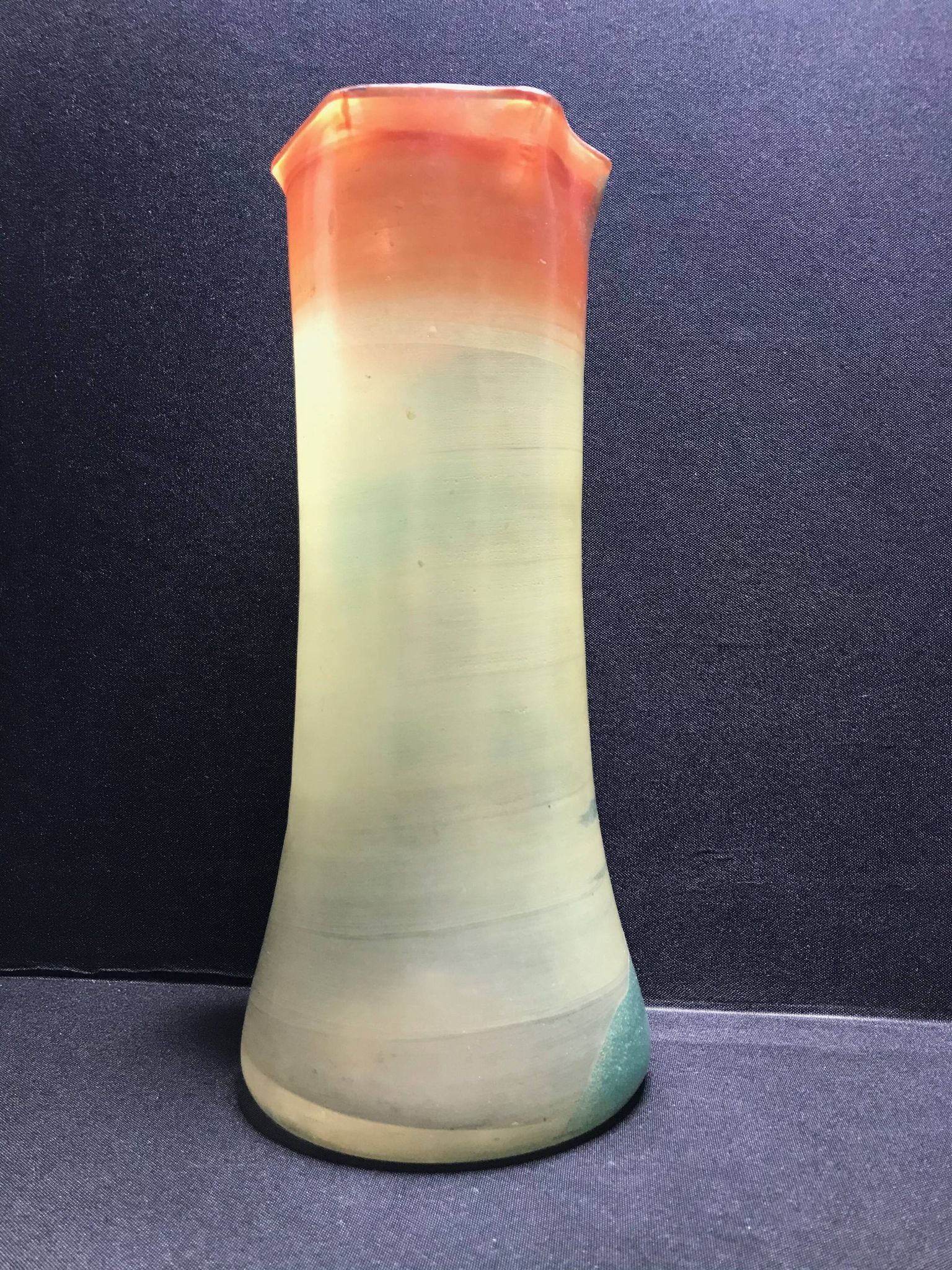 1435 Discreet brand with heel to decipher vase