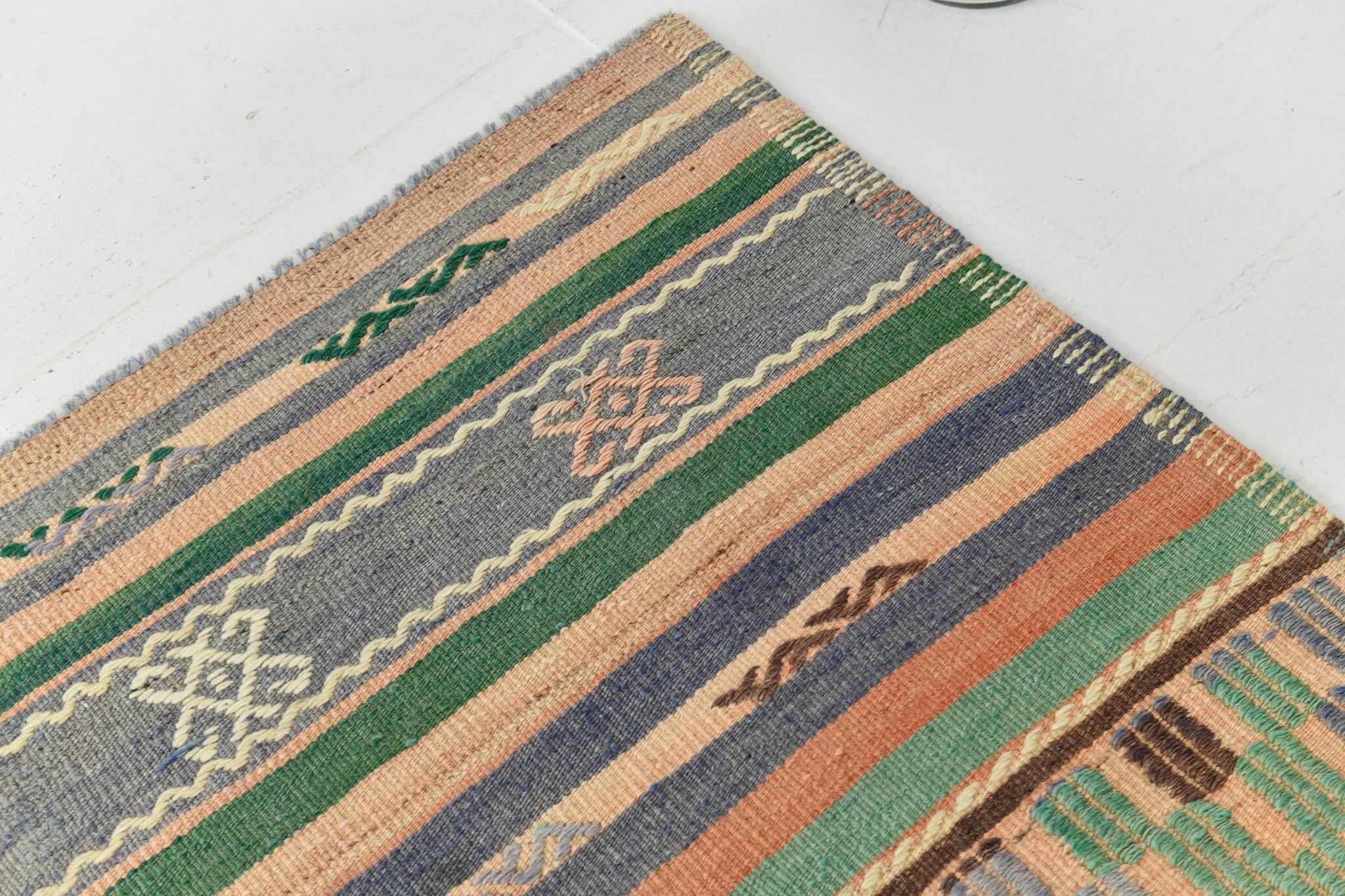 Kilim Vintage Anatolien, Rayures Tribales et Motifs Géométriques Pastel