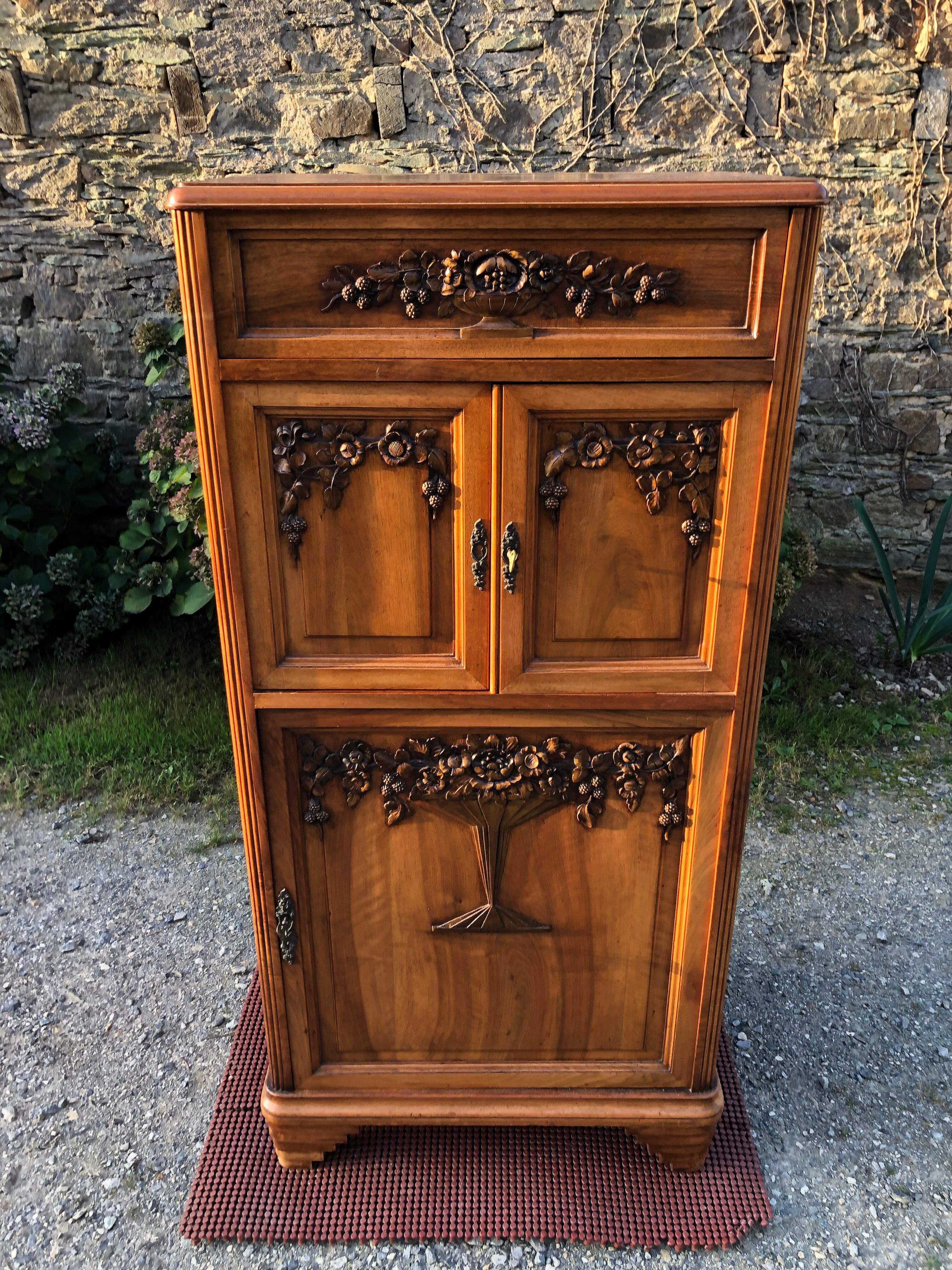 Buffet Art déco meuble bar en noyer massif à 3 portes et 1 faux tiroirs basculant richement sculpté.