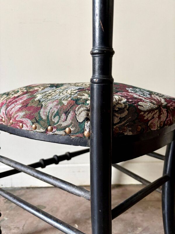Chaise Napoléon III en bois noir et jacquard à fleurs