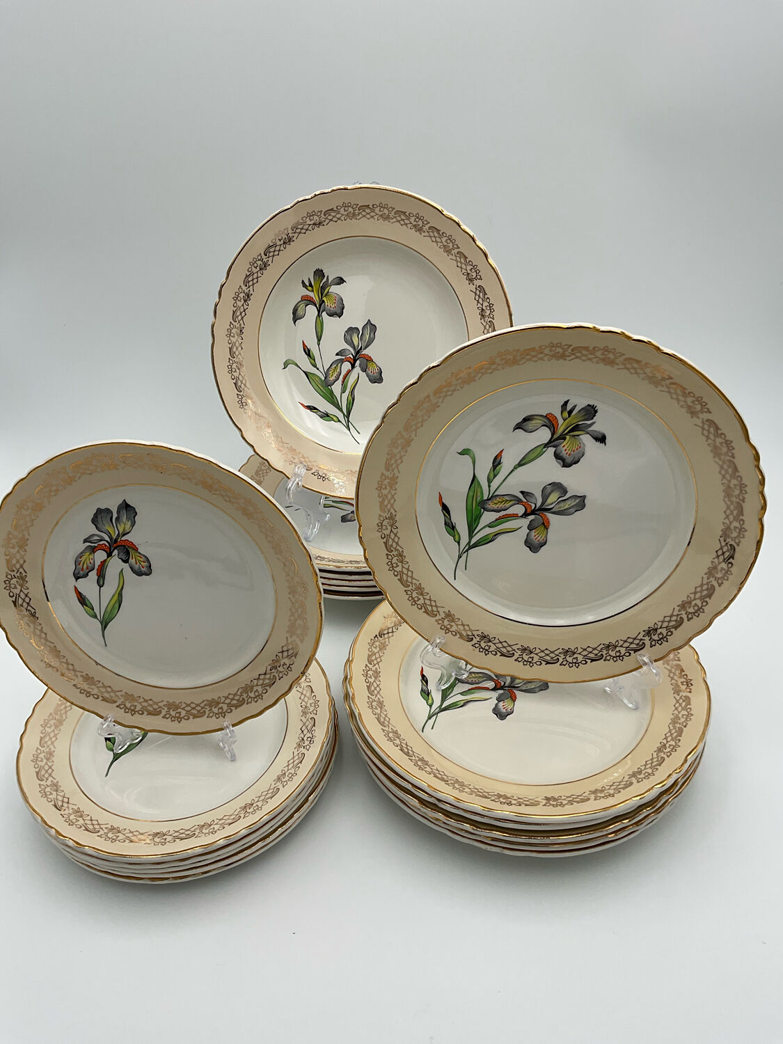 Porcelain plates signed moulin des loups 18 pieces