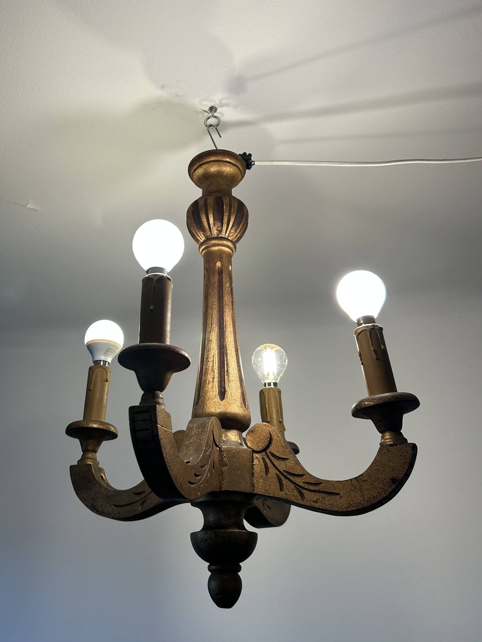 Lustre en bois doré ancien