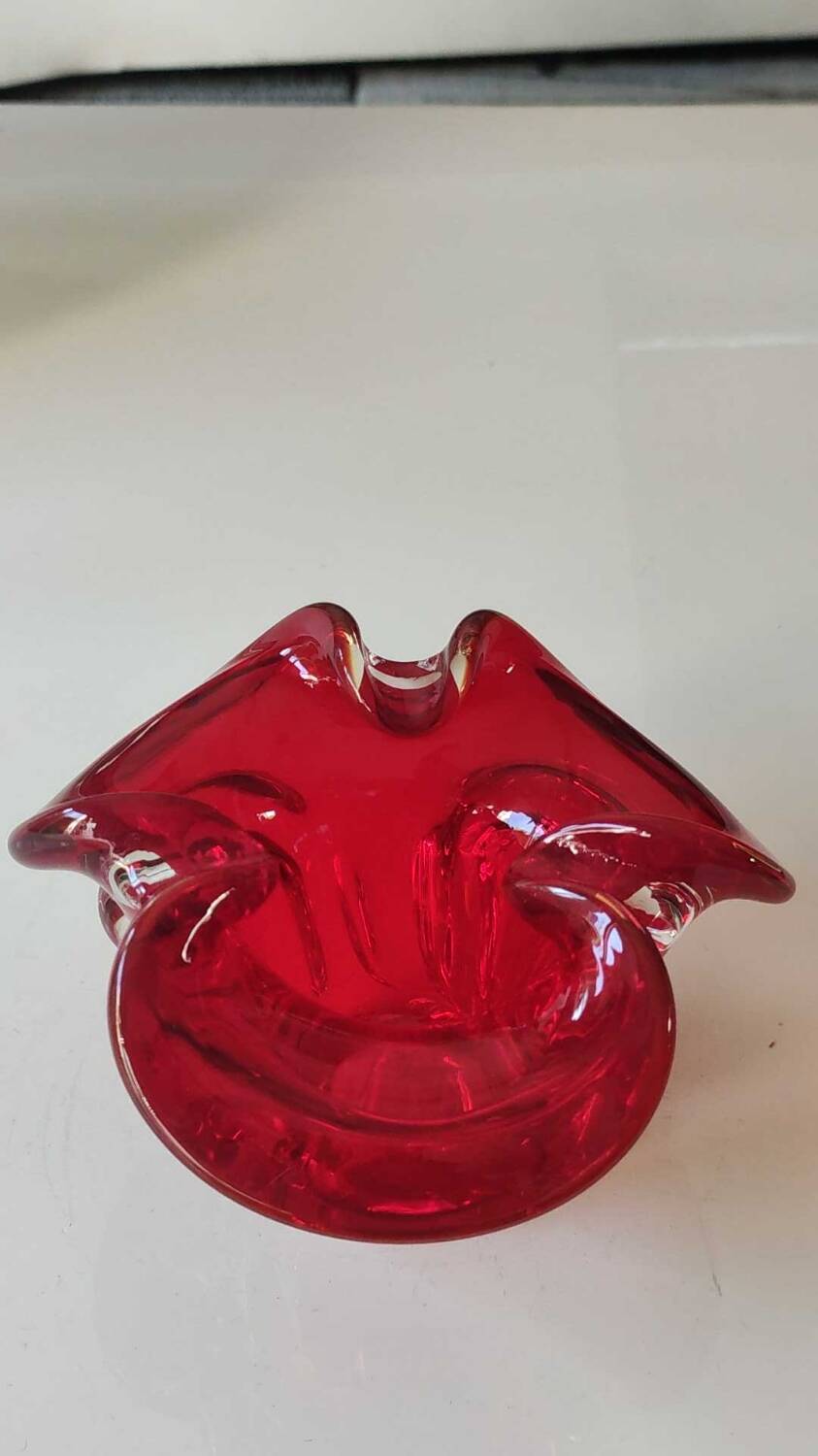 Murano empty pocket Floral shape 3 petals. In Murano Italian blown art glass. Ruby red