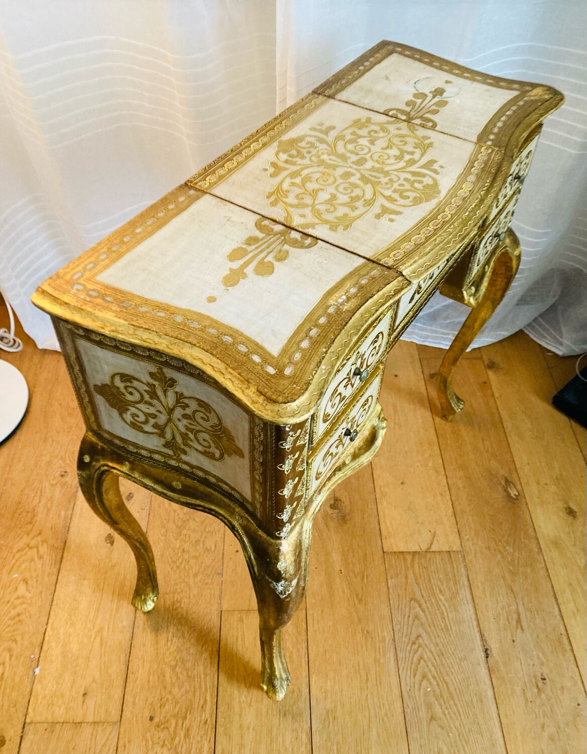 Venetian dresser from the 1960s/70s in carved wood with floral motifs.