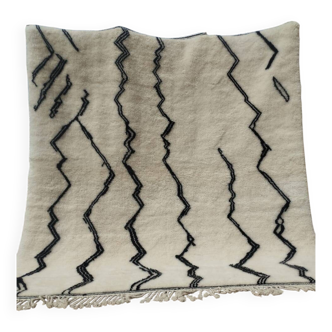 Mrirt Berber rug is entirely handmade. High quality artisan rug.