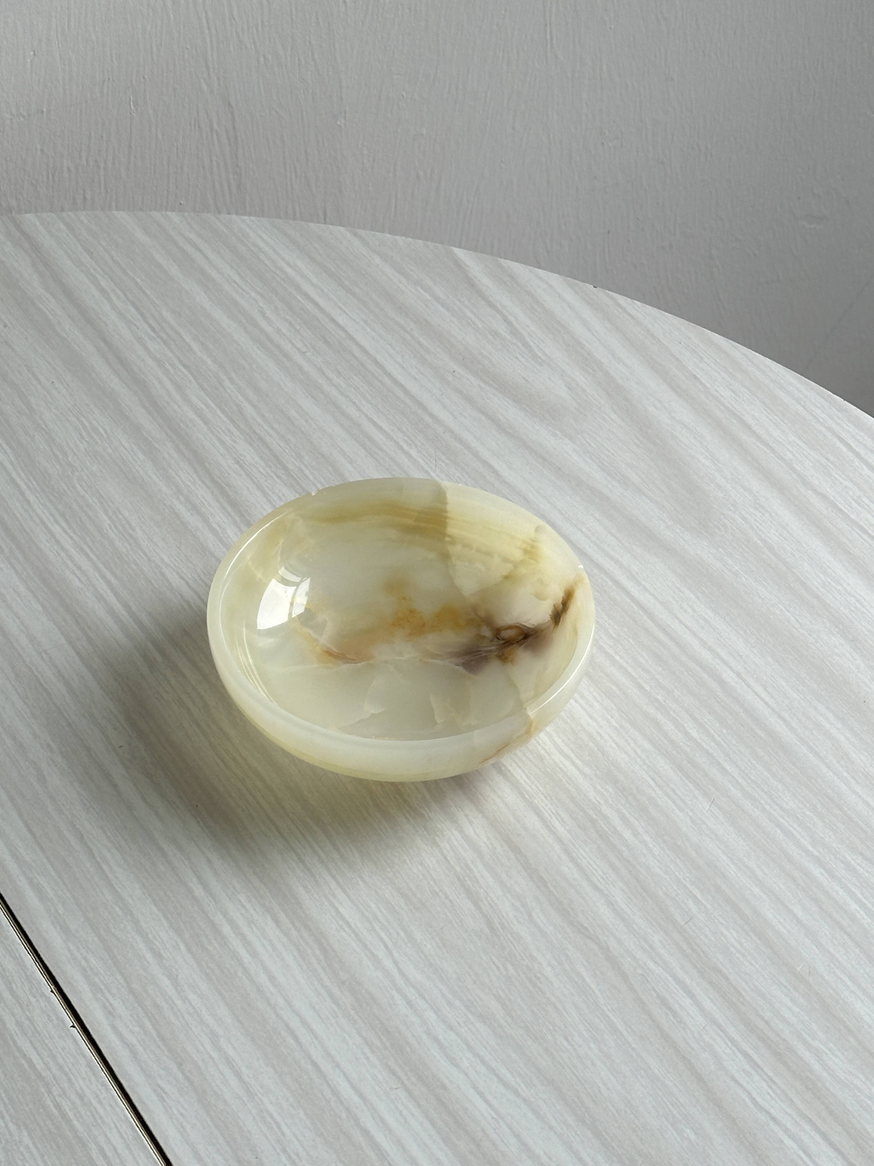 Marbled onyx pocket emptier