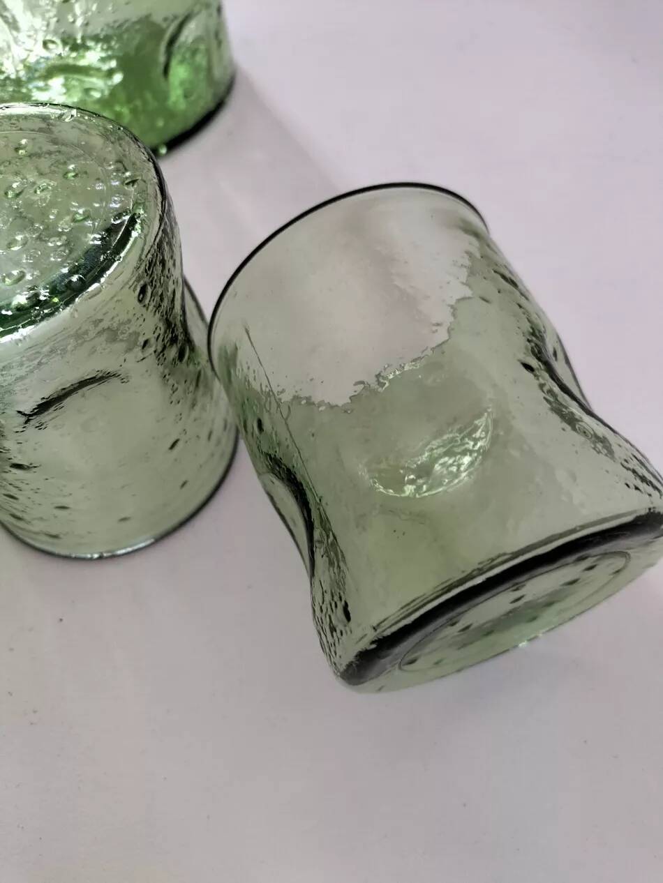 Carafe et gobelets assortis en verre moulé