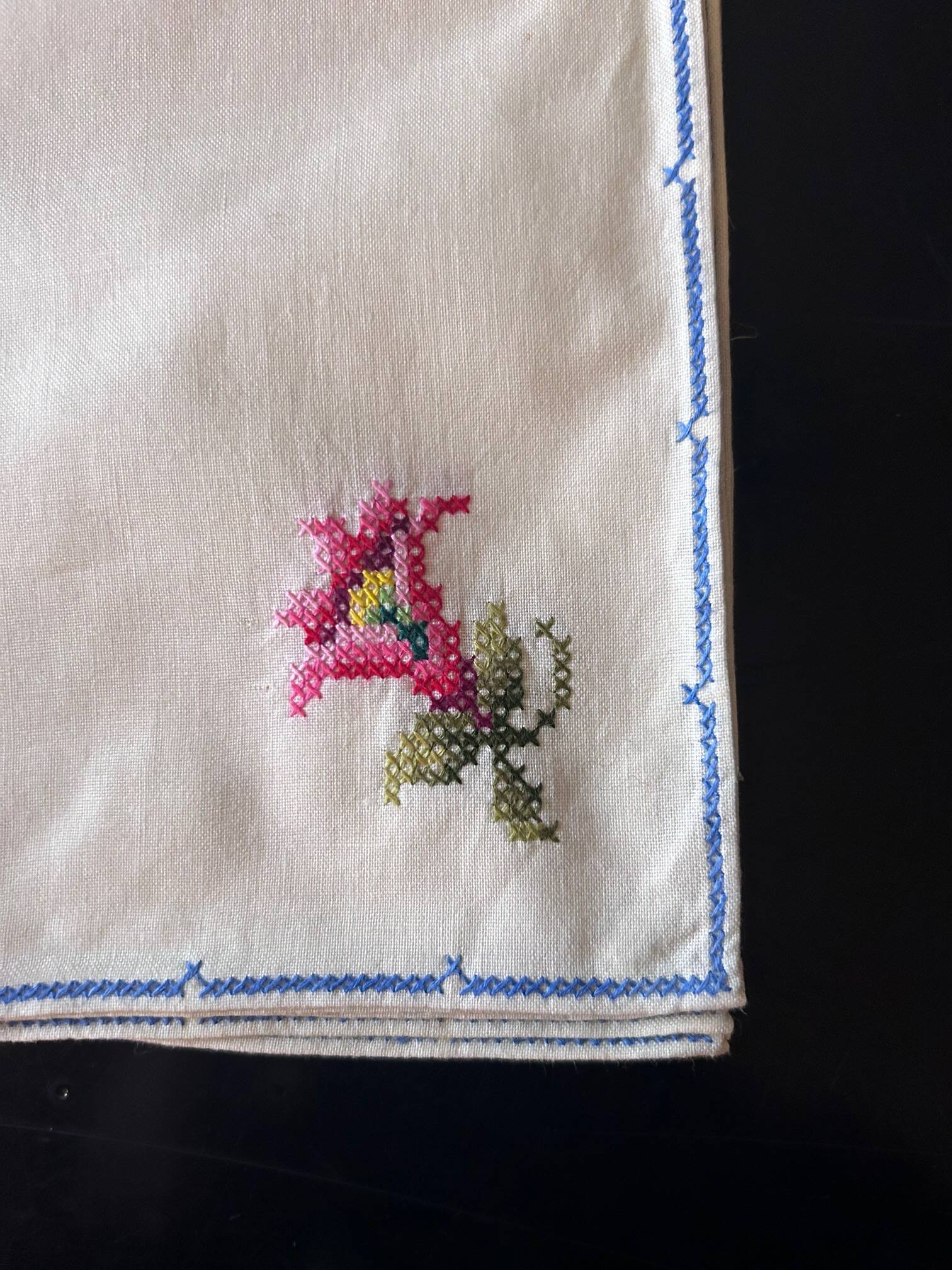 6 embroidered napkins