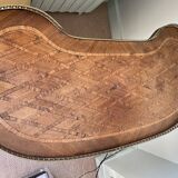 Kidney table with marquetry with bronze gallery