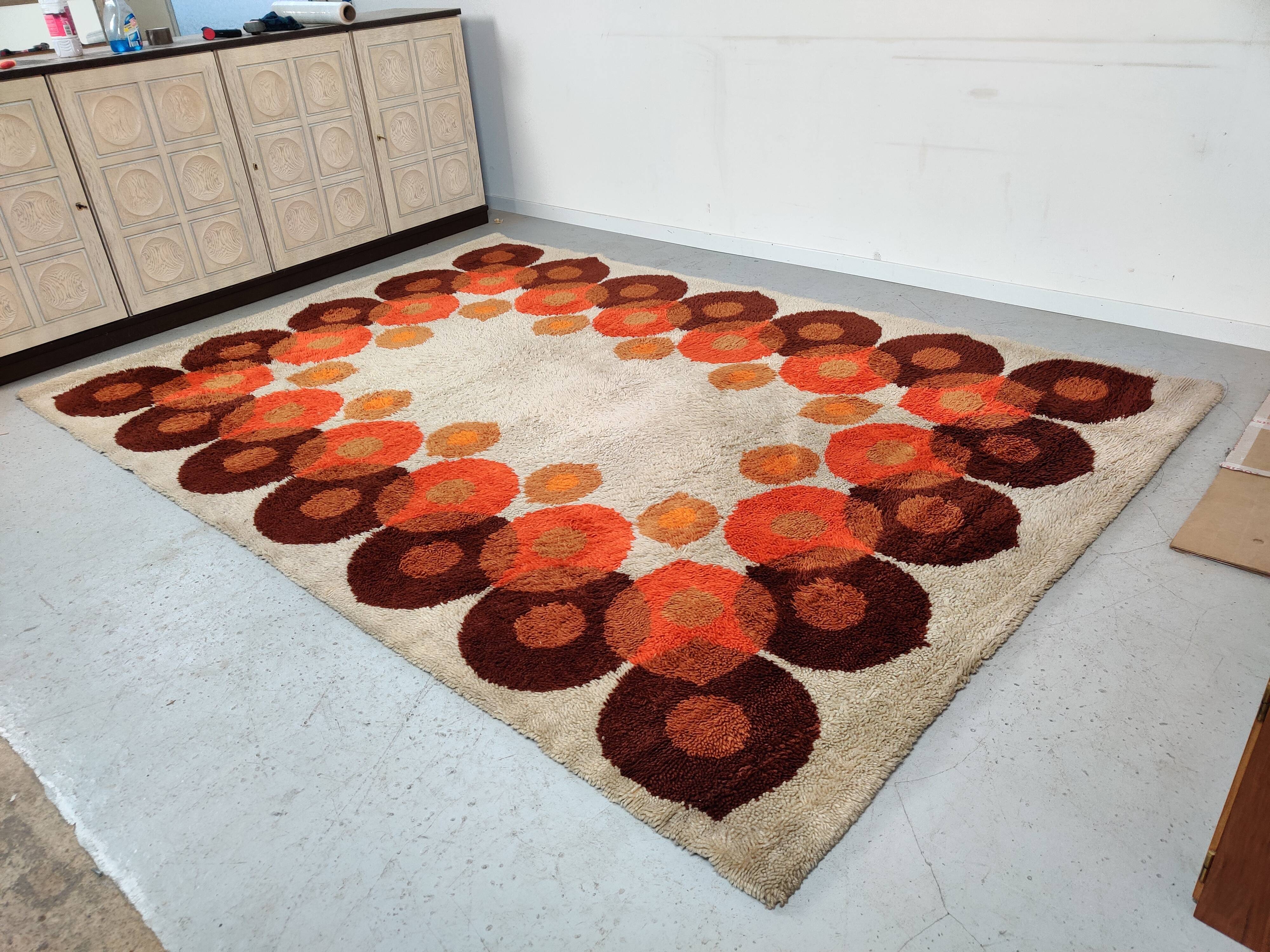 Tapis pop art vintage années 70 Space age pure laine