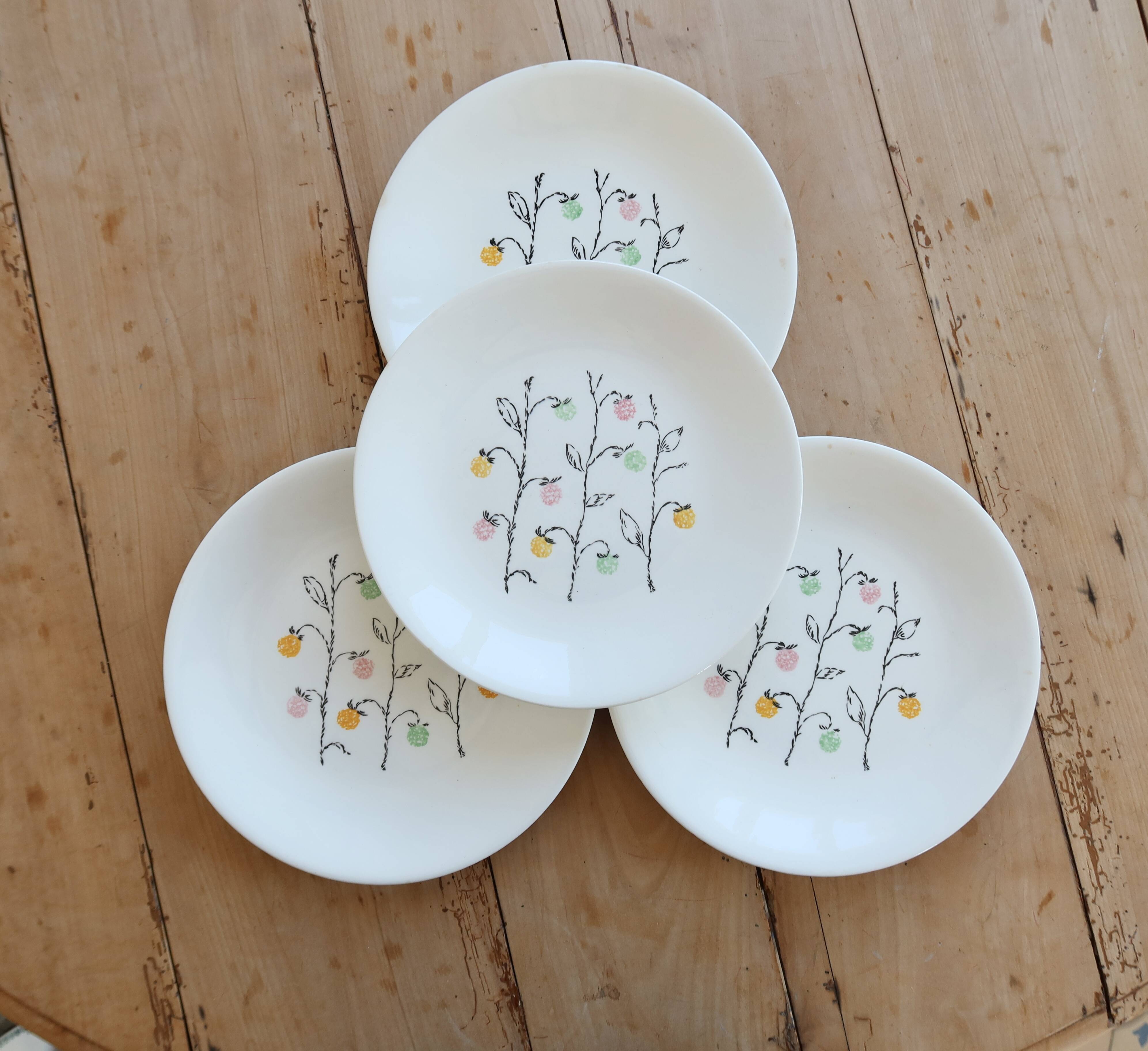 4 vintage flat plates in Gien earthenware, model Marie-Claire.
