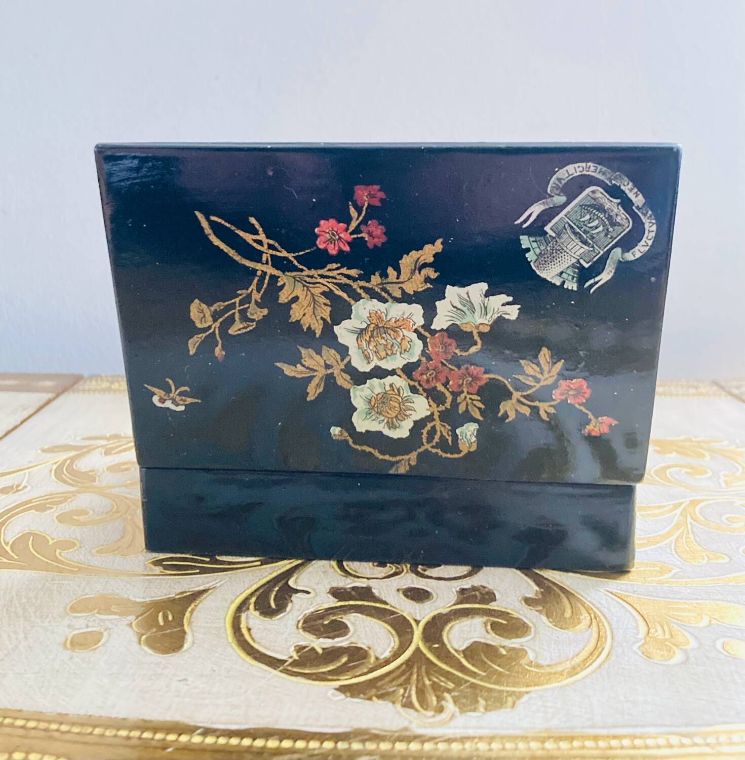 19th-century Chinese lacquer box, handmade motifs, coat of arms of PARIS