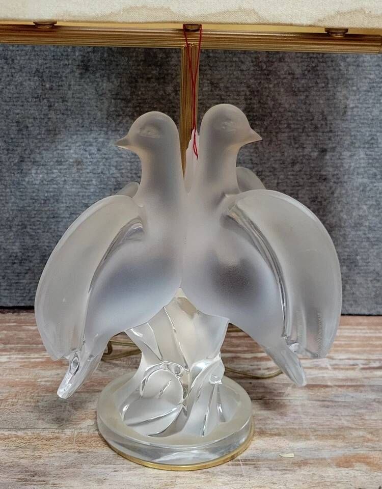 LALIQUE France Ariane 1970': Table lamp in satin-finished pressed molded glass
