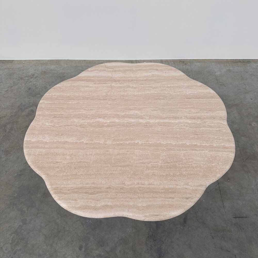 Table basse en travertin sculptural français élégant, années 1980