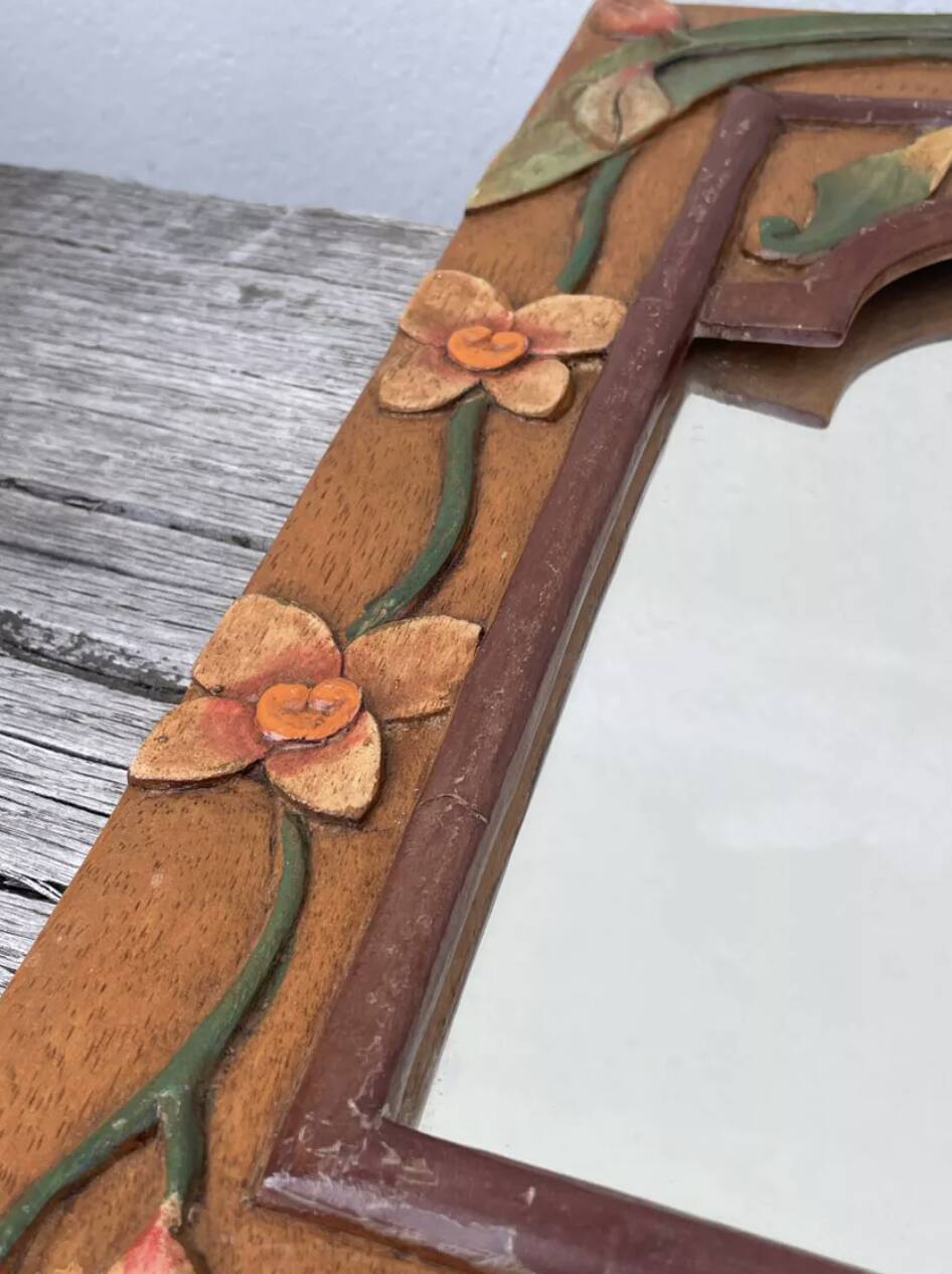 Petit miroir en bois ancien sculpté de fleurs 36x25