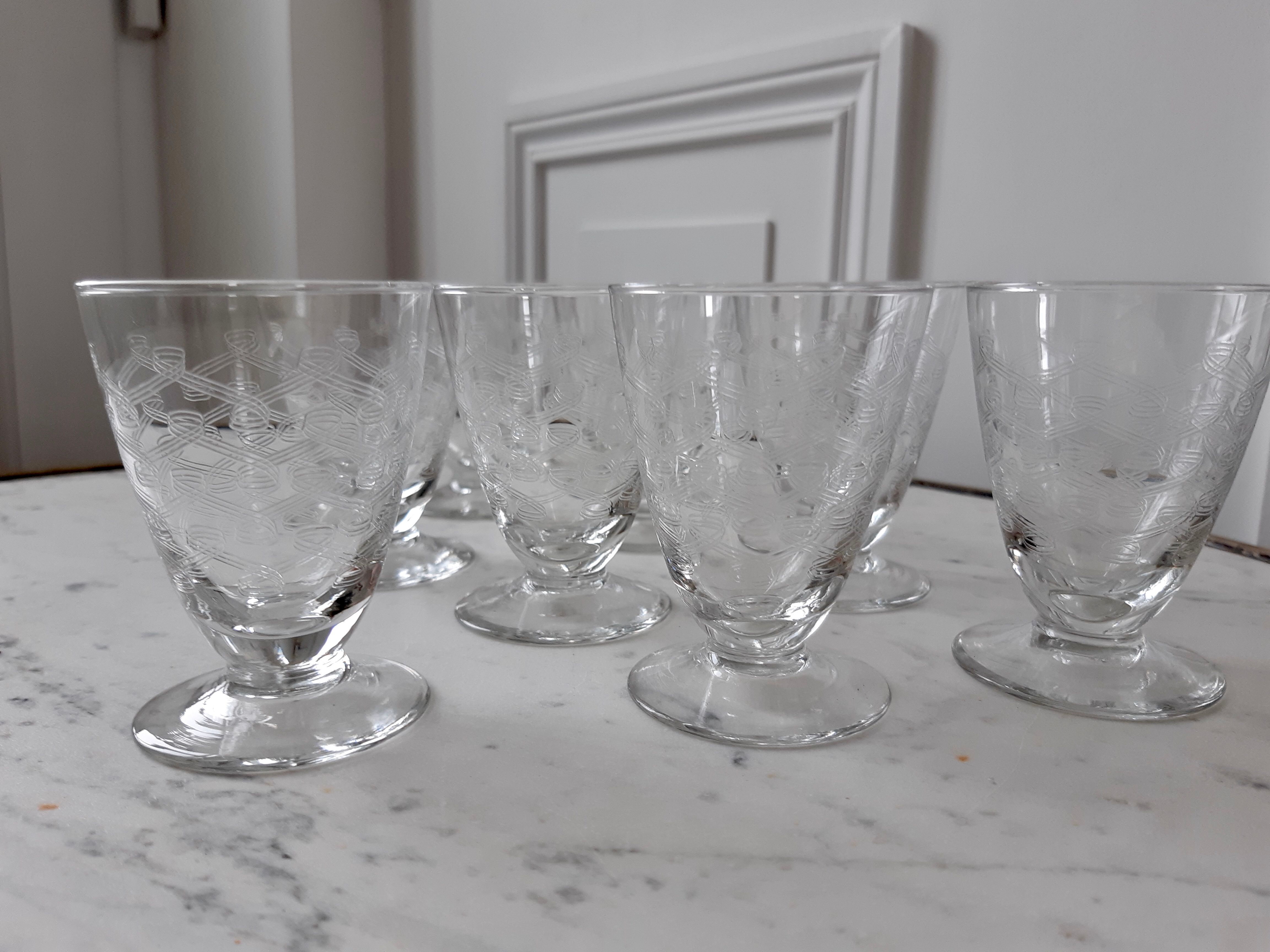 Lot of 8 crystal digestive glasses engraved 30s