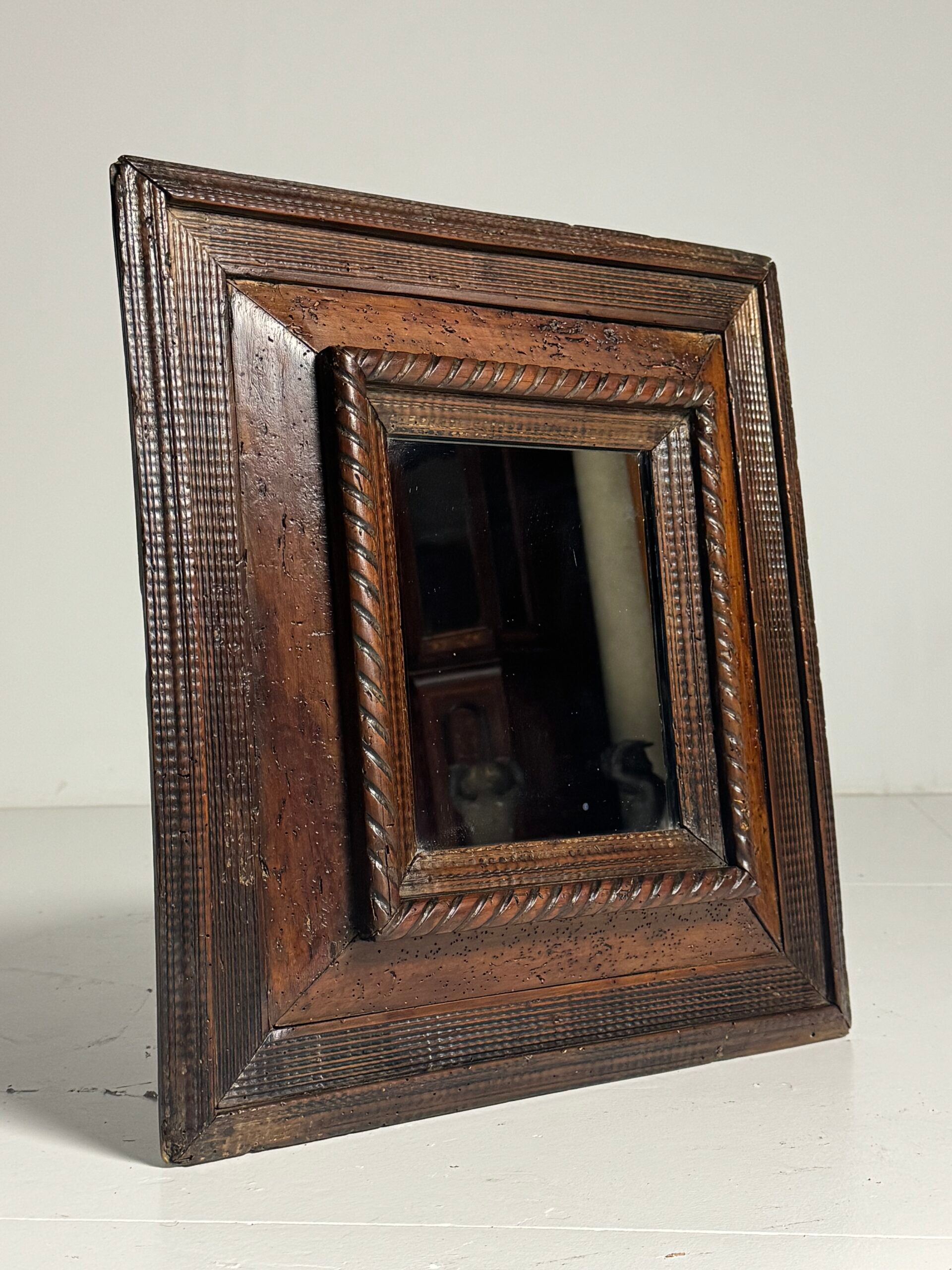 Miroir à cadre ondulé du XVIIIe siècle