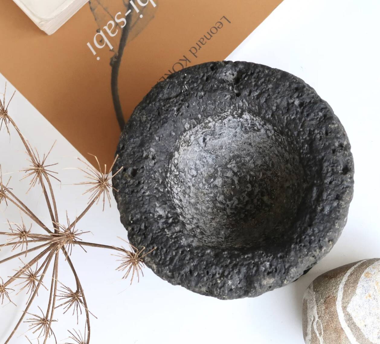 Cendrier wabi sabi en pierre noire, années 70