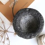 Cendrier wabi sabi en pierre noire, années 70