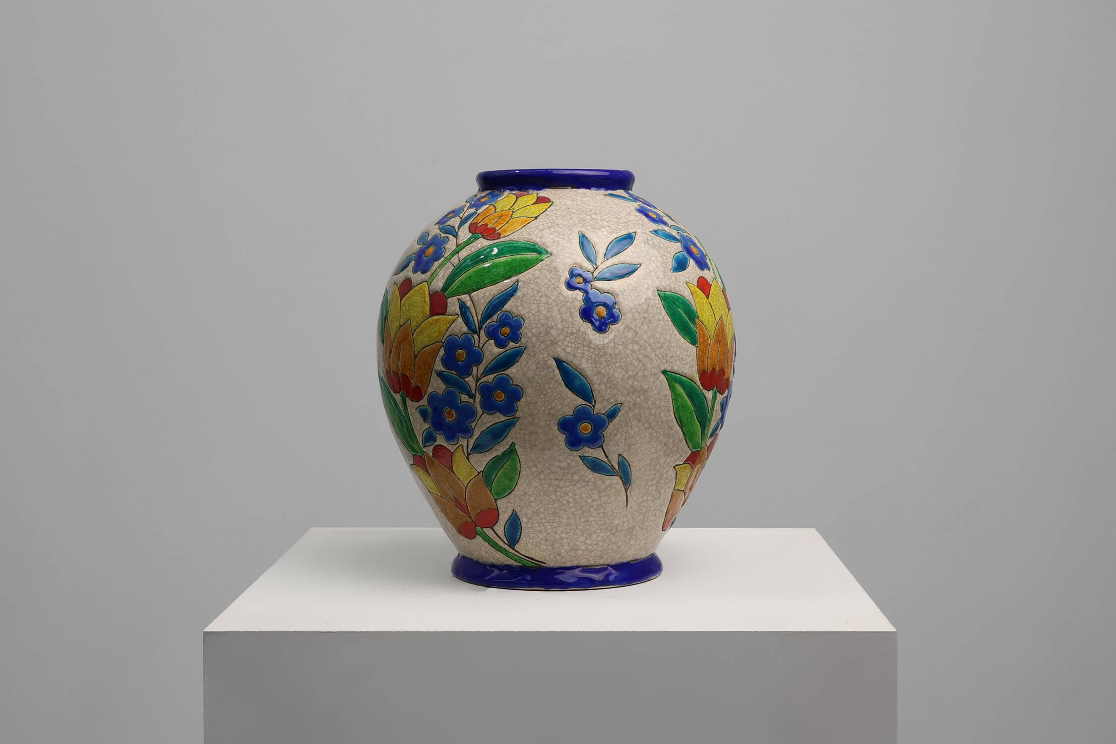 Vase Boch Keramis par Catteau, à décor floral polychrome, Belgique, années 1930