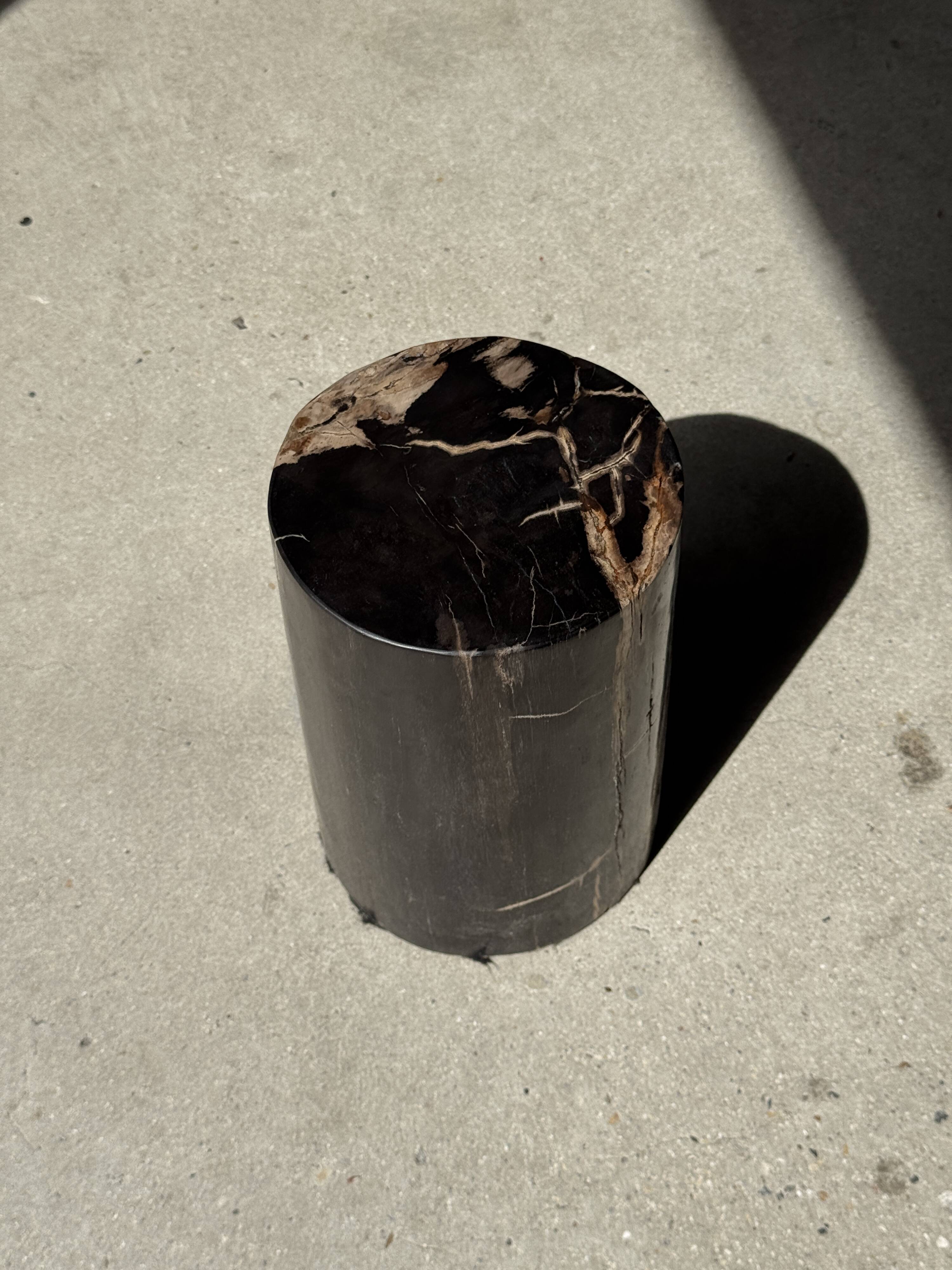 Small side table in black petrified wood with stripes and beige sides H28 D18.