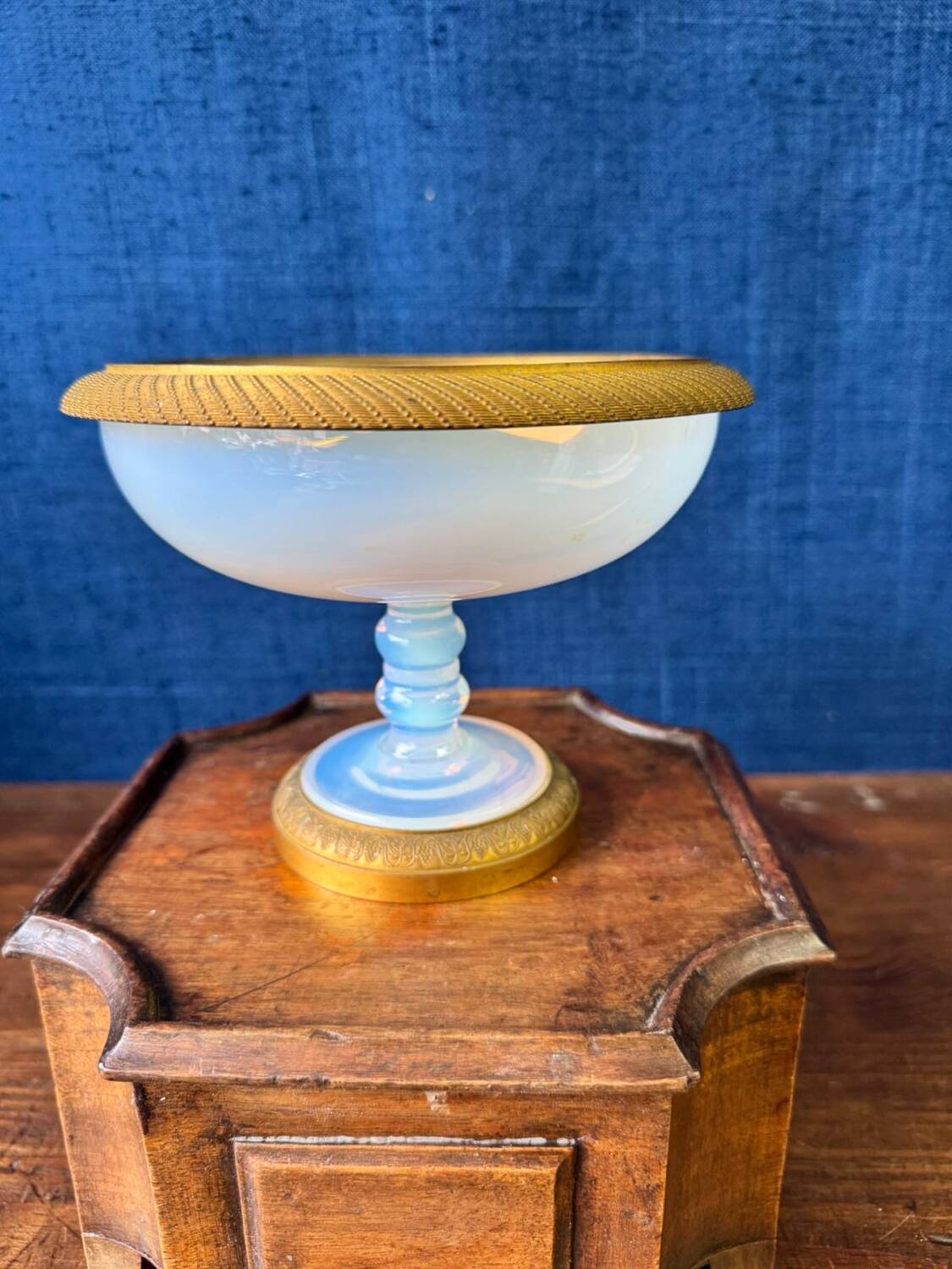 Coupe en opaline sur pied, époque Charles X